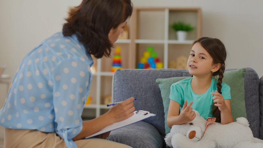 Niño pequeño mostrando avances en su comunicación durante una sesión de terapia de lenguaje en CICAP Monterrey, resaltando los beneficios de la intervención temprana para su desarrollo social y académico.