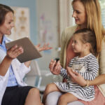 Cómo explicarle a tu hijo su diagnóstico sin miedo ni etiquetas (Guía por edades para padres)