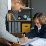 Tu hijo tiene diagnóstico y la escuela no responde: lo que nadie te explica de las adecuaciones curriculares (Guía de especialista)